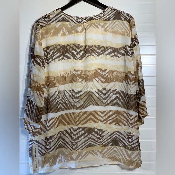 Alfred Dunner women’s size 18 vneck top w/ embellished neckline & button sleeves - Picture 4 of 11